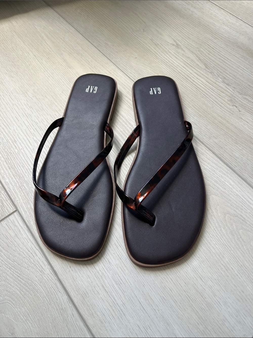 GAP Women's Dark Brown Flip Flop Sandals with Tortoiseshell Straps